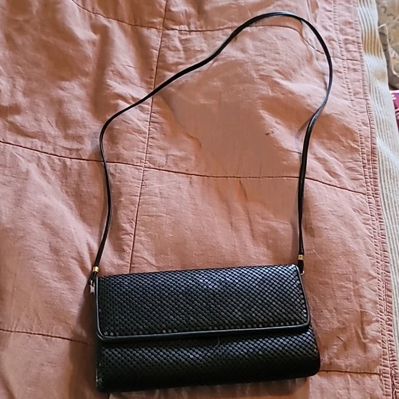STUNNING WHITING AND DAVIS BLACK MATTE MESH CROSSBODY CLUTCH - Picture 2 of 16